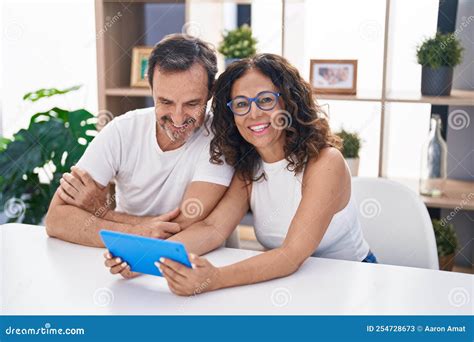 Pareja De Hombres Y Mujeres Usando Un Touchpad Sentado En La Mesa En