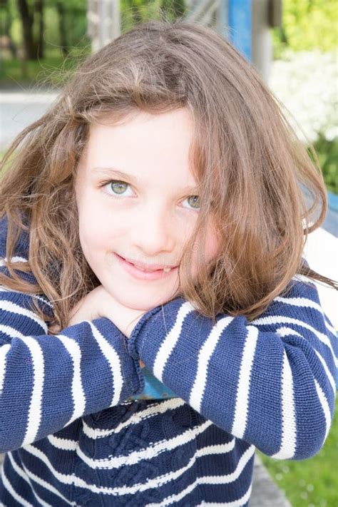 Portrait D Une Jeune Fille Adorable Sur Un Fond Blanc Image Stock