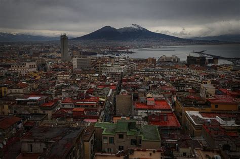 Napoli La Neve Sulla Cima Del Vesuvio La Repubblica