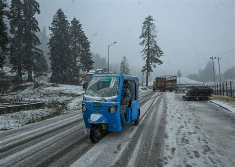 Kashmir Receives Seasons First Snowfall Kashmir Observer