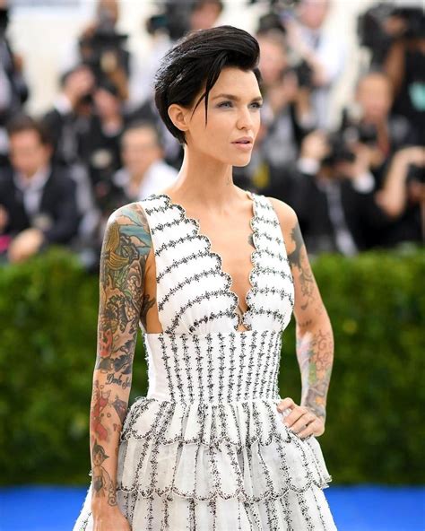 Платье с короткой стрижкой (74 фото)