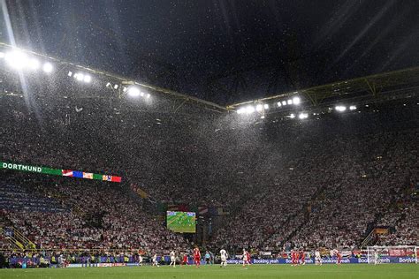 Gewitter Unterbrechung beim Spiel Deutschland gegen Dänemark