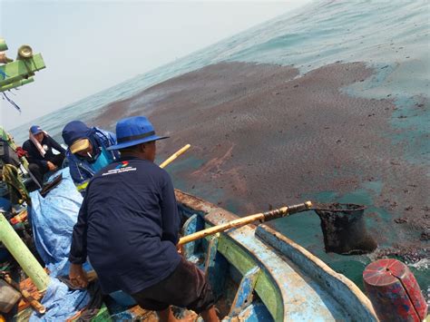 Nelayan Karawang Menderita Akibat Kebocoran Minyak Pertamina