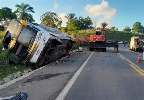 Tombamento De Nibus Deixa Nove Mortos E Feridos Na Bahia Spa O Fm