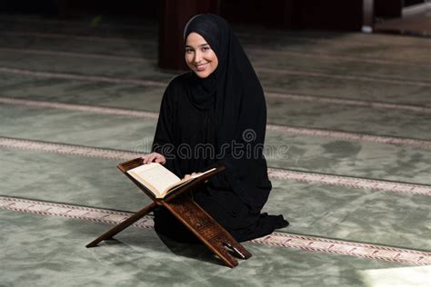 Beautiful Muslim Woman In A Mosque Reading Quran Muslim Faith Culture