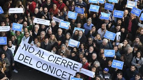 Multitudinaria Marcha De Investigadores Del CONICET En Respuesta A Los