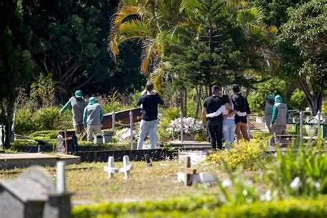 Brasil ultrapassa 7 5 milhões de casos de Covid 19 e média móvel de