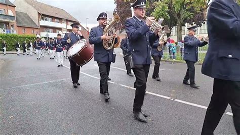 Schützenfest in Grevenbroich Allrath Der Sternmarsch zur Parade am 27