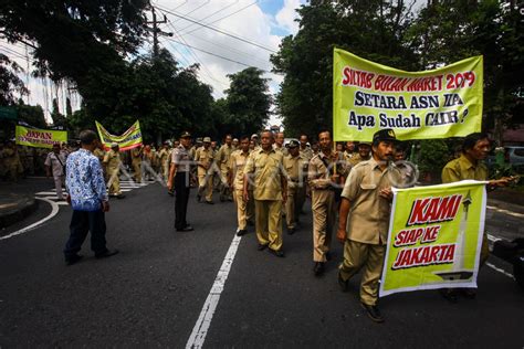 PERANGKAT DESA TUNTUT KENAIKAN SILTAP ANTARA Foto