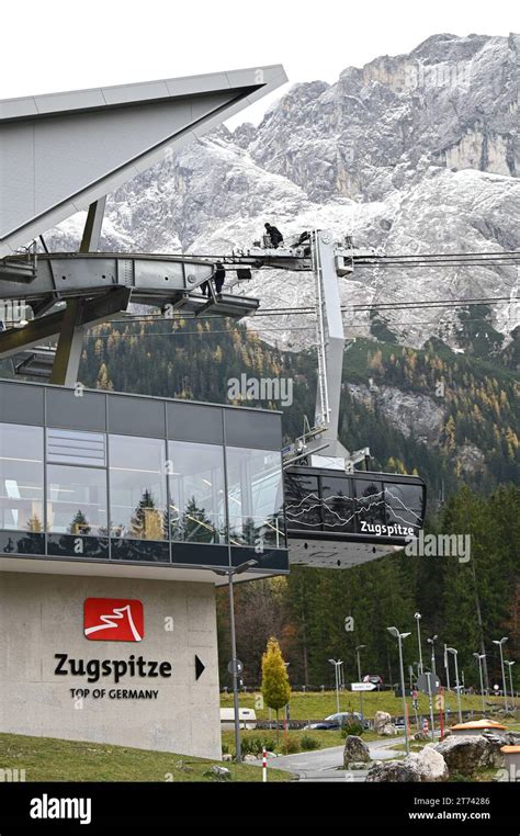 Seilbahn Zugspitze Handwerker Sind Auf Der Talstation Der Seilbahn