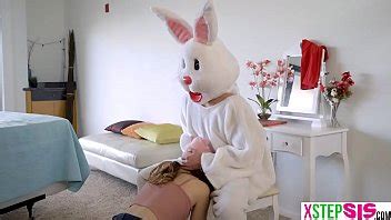 La Caza De Huevos De Pascua Termina En La Polla Dura De Los Conejitos XVIDEOS