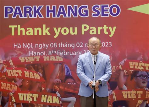 Hlv Park Hang Seo Và Trợ Lý Lee Young Jin Nhận Bằng Khen Trước Khi Chia