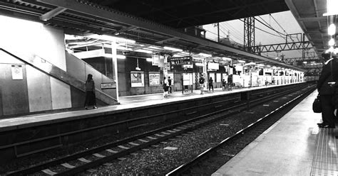 日本都市生活白黒写真japan Train Commuters Photo Log 乗換待ちの駅 Waiting