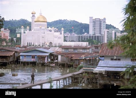 Brunei Kampong Ayer and Omar Ali Saifuddien Mosque Stock Photo - Alamy