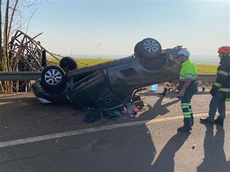 Idoso de 77 anos capota carro e fica preso às ferragens em Catiguá SP