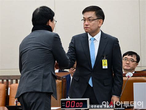 포토 의원들과 인사하는 최상목 경제부총리 루보자 아시아투데이