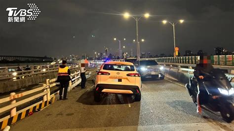 賀成交？新北女開試乘車載父母上路 自撞護欄「車頭全毀」 鏡週刊 Mirror Media