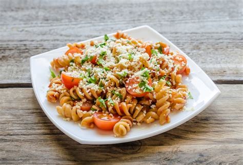 Pasta Fusilli A Todo Calor Con Queso Y Tomates Cherry Foto Premium