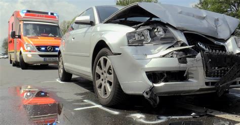 Langenfeld Zwei Verletzte Bei Auffahrunfall Vor Ampel