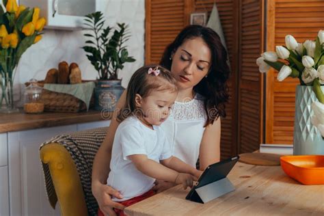 Mam e filha na cozinha imagem de stock Imagem de fêmea 147510429