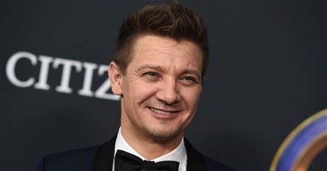 Jeremy Renner Makes Emotional Appearance At Peoples Choice Awards