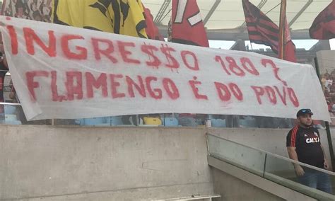 Torcida do Fla faz festa no Maracanã mas protesta contra valor do