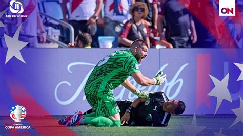 Rbitro Se Desvanece En El Partido Entre Per Y Canad