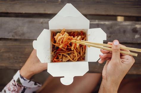 Chica Comiendo Fideos Wok Con Verduras Y Mariscos En Caja De Cart N