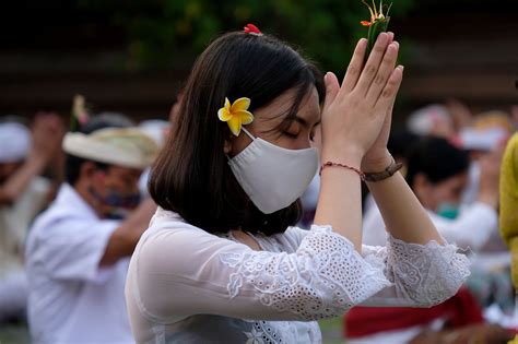 Sembahyang Hari Raya Galungan Di Pura Kerta Jaya Tangerang Trenasia