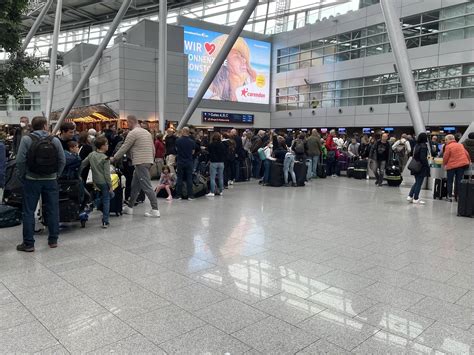 Flughafen Düsseldorf Wartezeiten Bei Check In Und Sicherheitskontrolle