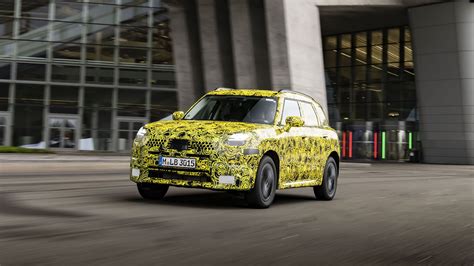 La nuova MINI Countryman elettrica in azione è la prima MINI prodotta