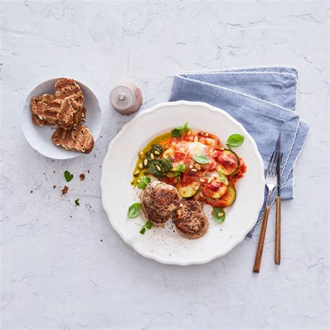 Gepfefferte Schweinefilet Medaillons mit Kräuterpesto und mediterranem