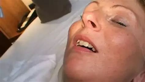 Sexy deutsche MILF mit großen schlaffen Titten mit Nachbar in der Garage xHamster