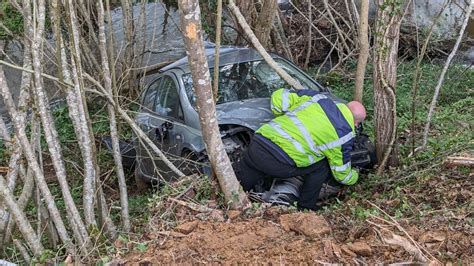 Loire Sortie de route à Montagny la voiture plonge dans la rivière