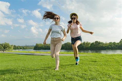 Las chicas jóvenes están corriendo Foto Premium