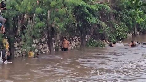 Mobil Berisi Satu Keluarga Terjun Ke Sungai Proses Evakuasi Korban