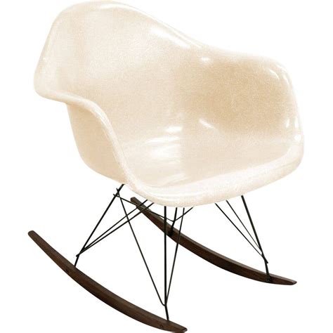 Sedia A Dondolo Vintage In Pergamena Di Charles E Ray Eames Per Herman