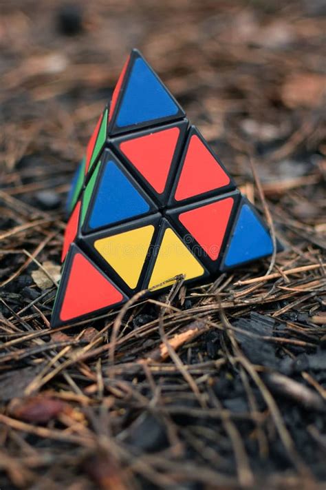 30 Mag 2022 New York Usa Cubo Triangolare Di Rubik A Forma Di