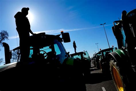 El Gobierno Español Convoca A Los Agricultores Mientras Siguen Los