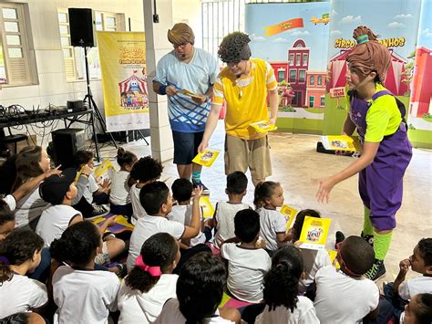 Teatro leva educação financeira a alunos de escolas públicas de Aracruz