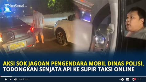 Aksi Sok Jagoan Pengendara Mobil Dinas Polisi Todongkan Senjata Api Ke