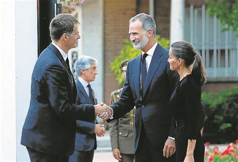 Los Reyes Felipe Y Letizia Y Pedro S Nchez Firman En El Libro De