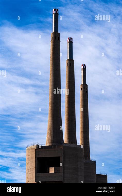 Las Tres Chimeneas De La Antigua Central T Rmica De Sant Adri Del