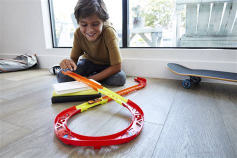 MATTEL HOT WHEELS Track Builder set s autíčkem pro stavitele Zatáčky