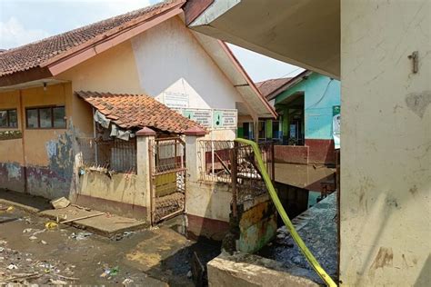 Tanggul Jebol SD Di Bandung Terendam Banjir Dan Lumpur Sekolah Diliburkan