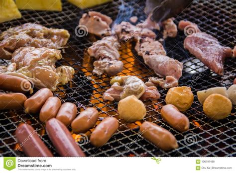 Una Cocina Asada A La Parilla Jugosa Foto De Archivo Imagen De Cerdo