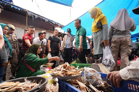 Pantau Harga Bahan Pokok Gubernur Ajak Gerakkan Ekonomi Pasar