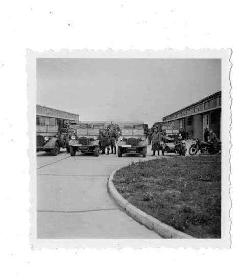 Kaserne Wk Fahrzeuge Motorrad Beiwagen Soldaten Uniform Wehrmacht Foto