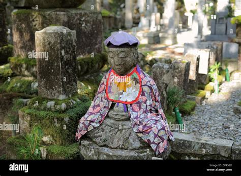 Decorado Estatua jizo en cementerio Okunoin Koya San Japón Fotografía