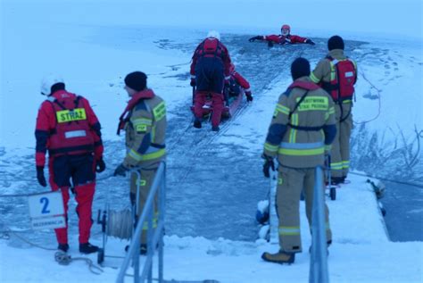 Ćwiczenia sandomierskich strażaków na zbiorniku wodnym przy Bulwarze